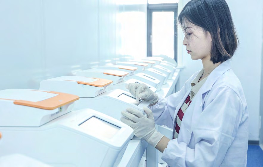 Technician preparing gene synthesis samples (photo)